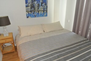 2 chambres, bureau, fer et planche à repasser, lit de bébé portatif