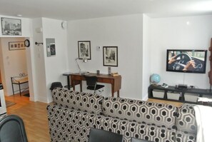 TV, DVD player - The Mont-Royal - appattement apartment (montreal)