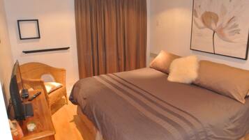 2 chambres, bureau, fer et planche Ă  repasser, lit parapluie