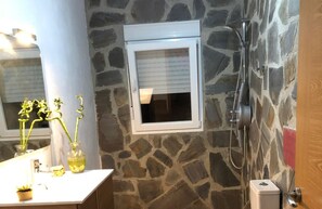 Secador de cabelo, toalhas de banho