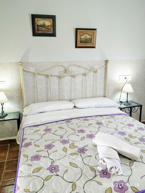 4 dormitoris, planxa i posts de planxar i un bressol de viatge 