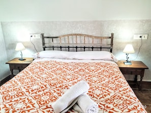 4 slaapkamers, een strijkplank/strijkijzer, reisbedje, gratis wifi
