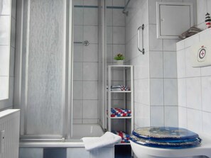 Dusche, Haartrockner, Handtücher