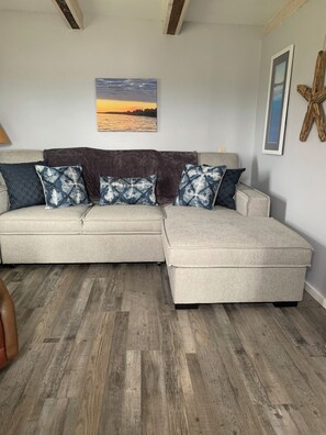 Smart TV, Netflix, streaming services, stereo