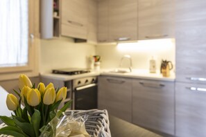 Frigorifero, microonde, forno, piano cottura