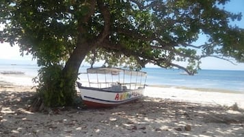 På stranden