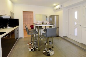 Dining - Apartment with Pool View (Privlaka)