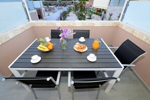 Outdoor dining - Apartment with Pool View (Privlaka)