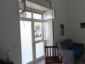 TV, books - Palazzo Di Donna Loft panoramic terrace strategic parking Pompeii, Amalfi (Sant'Egidio del Monte Albino)