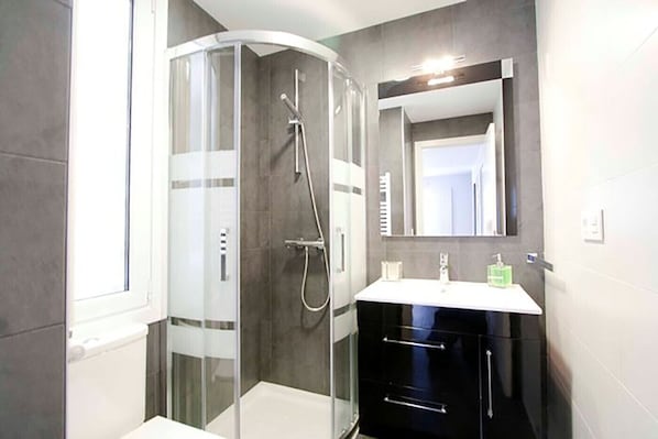 Douche, sèche-cheveux, serviettes fournies