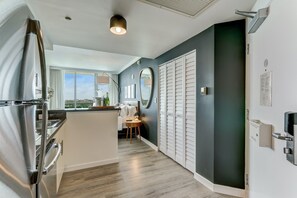 Kylskåp, mikrovågsugn, ugn och diskmaskin