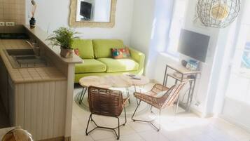 Télévision, table de tennis de table, livres, chaßne hi-fi