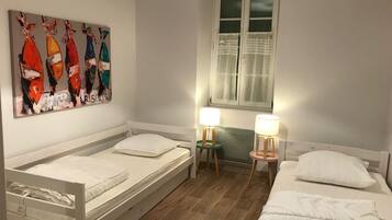 2 chambres, bureau, fer et planche Ă repasser, lit parapluie