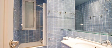 Baignoire, sĂšche-cheveux, serviettes fournies