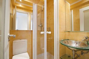 Baignoire, sèche-cheveux, serviettes fournies