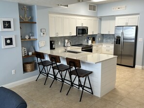 Kjøleskap, mikrobølgeovn, ovn og kokeplater