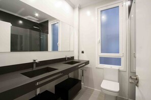 Douche, sèche-cheveux, serviettes fournies