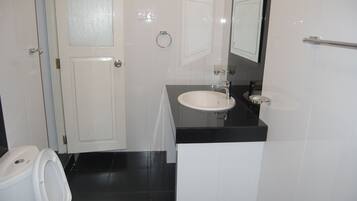 Superior-Doppelzimmer, 1 King-Bett, Gartenblick | Badezimmer | Dusche, kostenlose Toilettenartikel, Haartrockner, Bademäntel