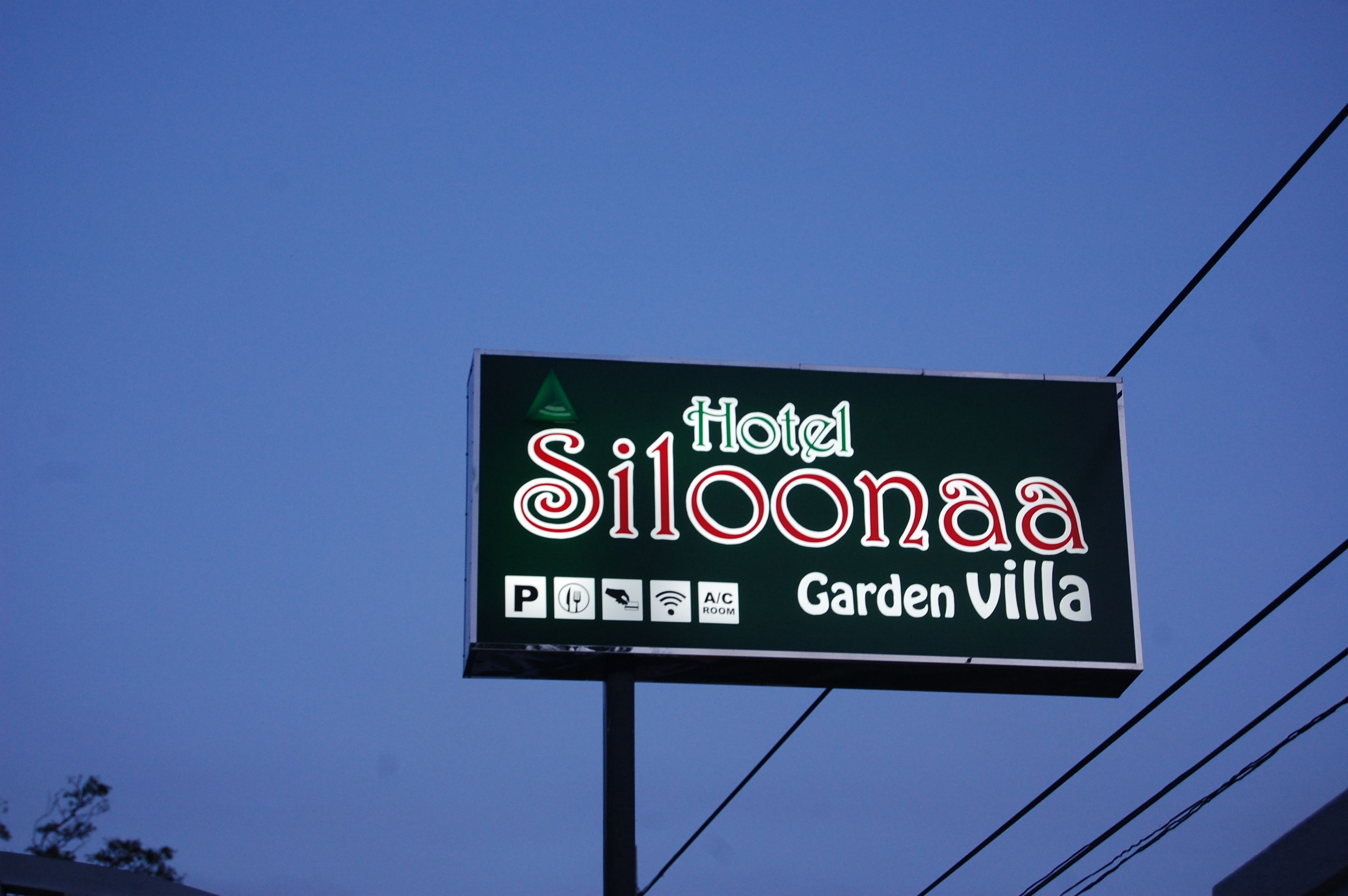 Placa de hotel com o nome 'Hotel Siloonaa' e 'Garden Villa' visíveis.