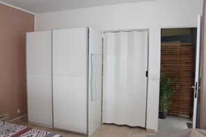 2 bedrooms, desk, iron/ironing board, WiFi