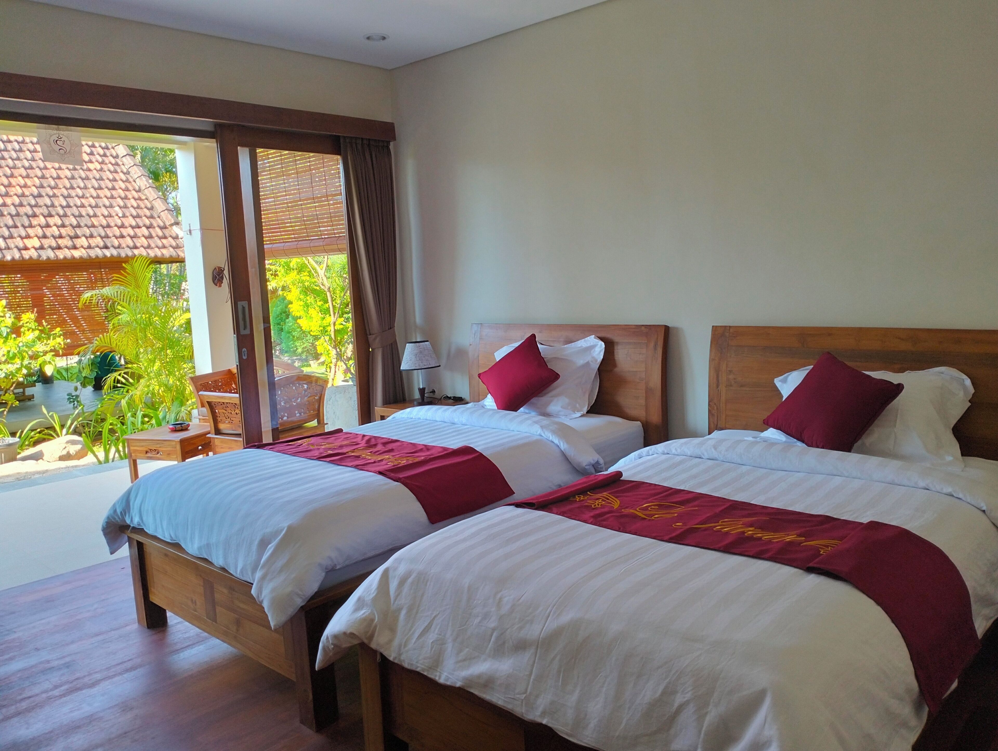 Quarto duplo | Individualmente mobiliados, escrivaninha