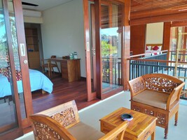 Habitación doble | Mobiliario individual, escritorio, espacio para trabajar con un portátil