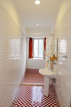 Deluxe Double Room | Bathroom | Shower, free toiletries, hair dryer, slippers - Rusty inn (Hengchun)