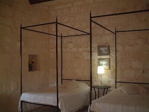 Twin Bedroom with four posters beds