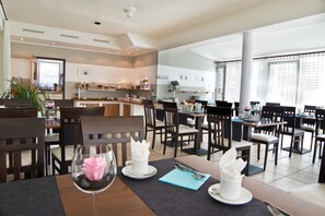 Daily buffet breakfast (EUR 10 per person) - allgovia Hotel garni (Wangen im Allgäu)