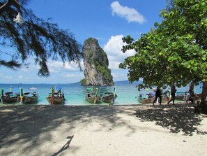 Beach nearby - Baan Ari, 12 Person Private Villa (Krabi)