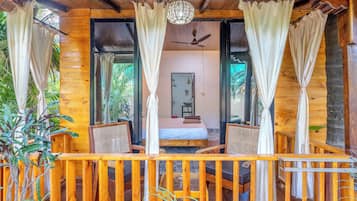 Quadruple Garden Hut | Balcony