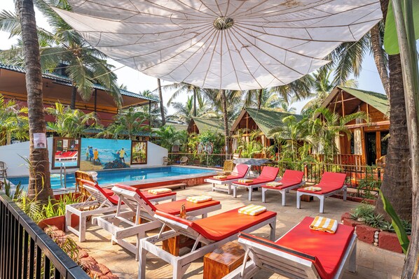Outdoor pool, pool loungers - Simrose Resort South End of Agonda Beach (Canacona)