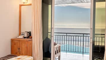 Roof Top Front Sea View Hut | Free WiFi, bed sheets