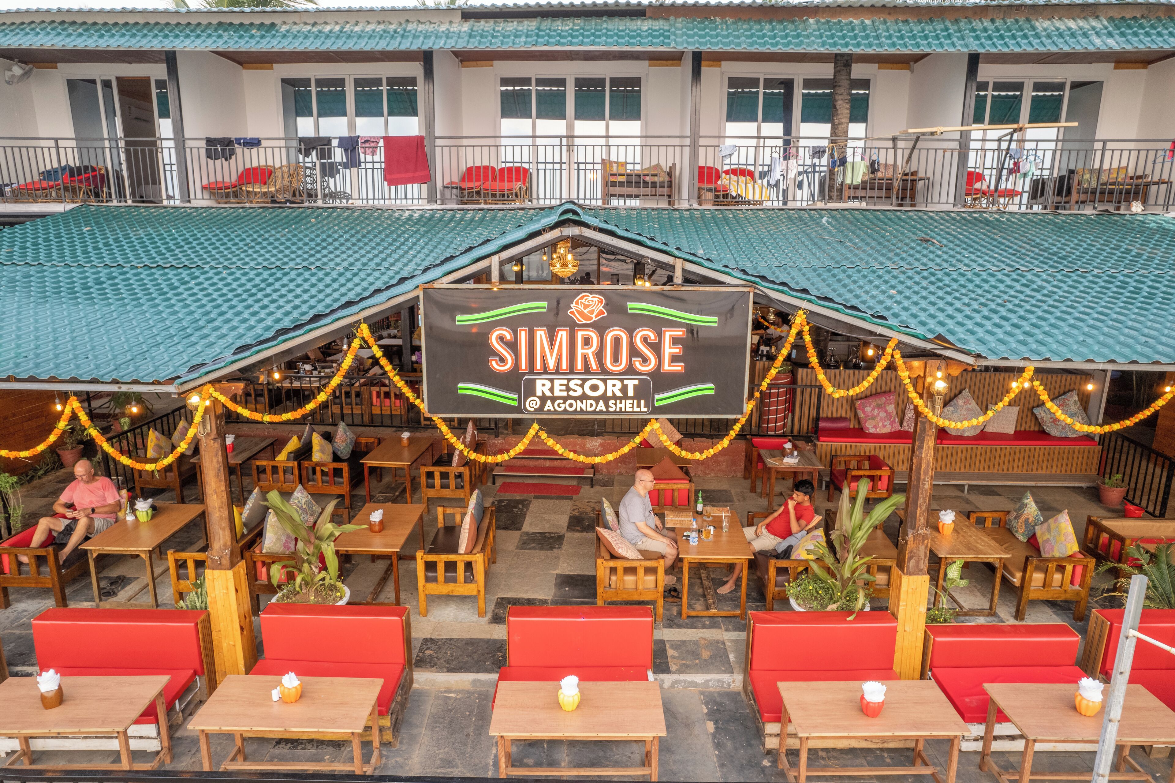 Restaurante del RESORT SIMROSE con terraza y tejado de azulejos verdes.
