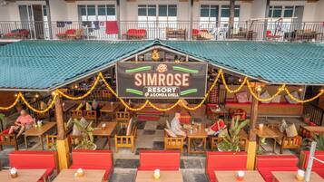 Restaurante del RESORT SIMROSE con terraza y tejado de azulejos verdes.