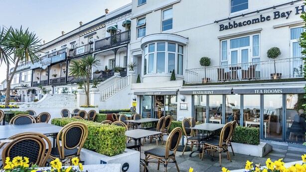 Un hôtel doté d’une terrasse, d’un café et de salons de thé.
