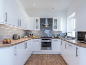 Dishwasher, freezer - The Cliff Top, Torquay (Torquay)