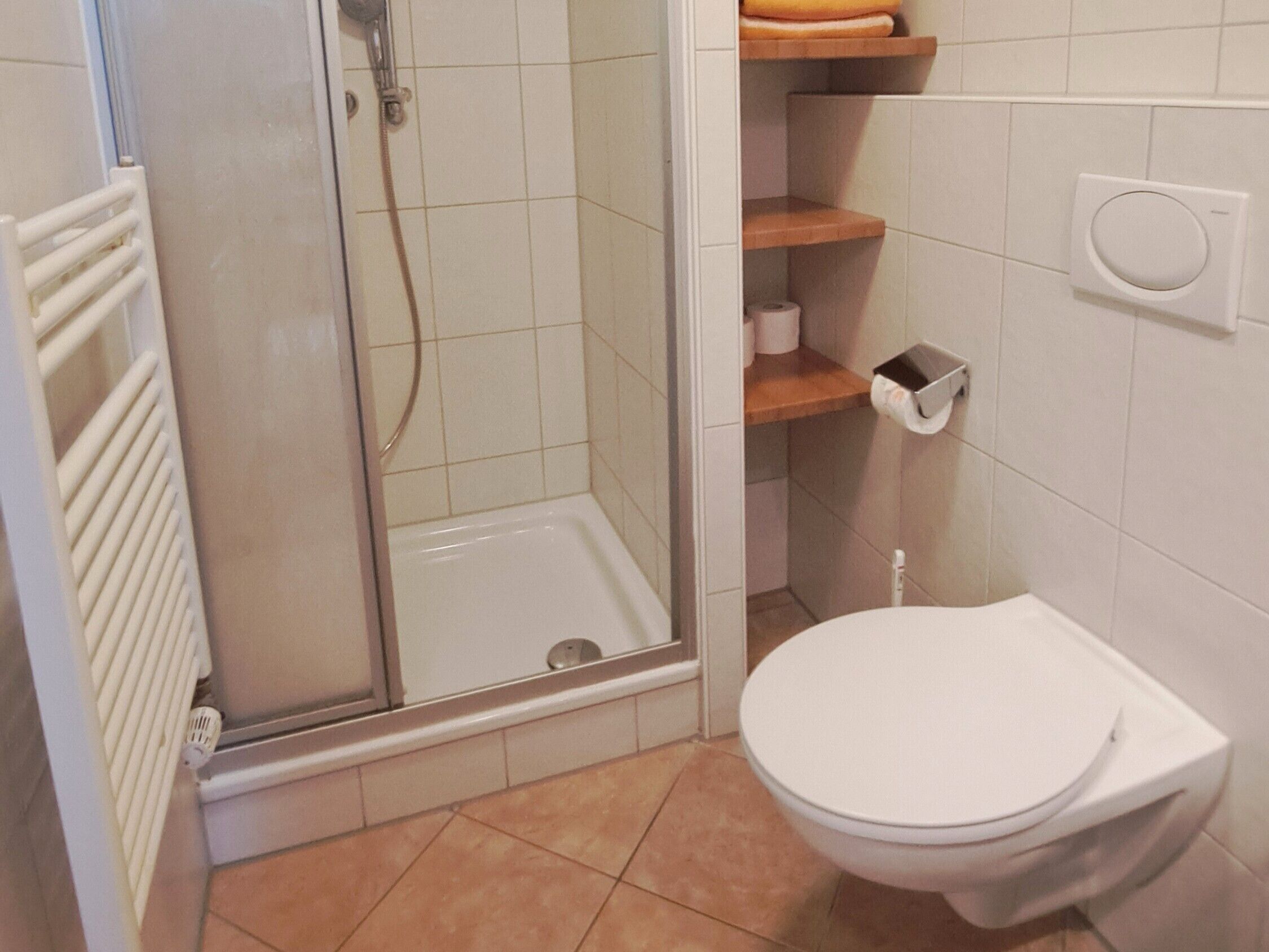 Dusche, Haartrockner, Handtücher