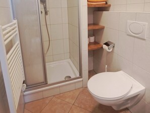 Dusche, Haartrockner, Handtücher