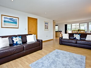 Living area - 3 bedroom accommodation in Newquay (Newquay)