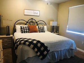 3 bedrooms, in-room safe, iron/ironing board, free WiFi - 3 bedroom, 3 bath, indoor and outdoor pools, 2nd floor in gated Pointe Royale (Branson)