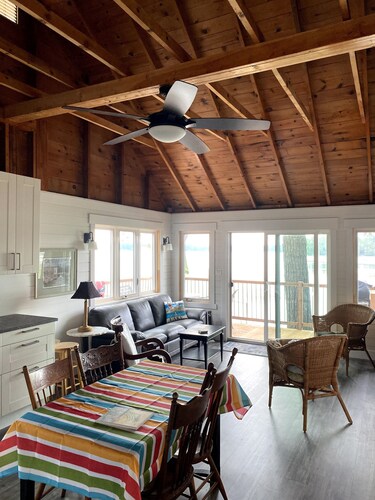 Fishing/family cottage (Renovated) on beautiful Lake Opinicon (Kingston-Ottawa)