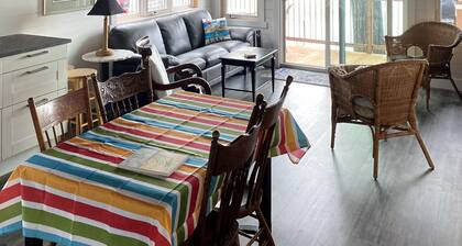 Fishing/family cottage (Renovated) on beautiful Lake Opinicon (Kingston-Ottawa)