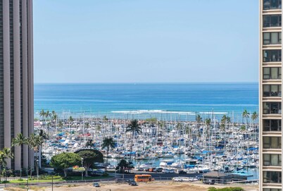 Hotel Type Best Price Ocean and Park View! Ala Moana (AH11)