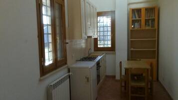 Ofen, Herdplatte, Wasserkocher mit Kaffee-/Teezubehör