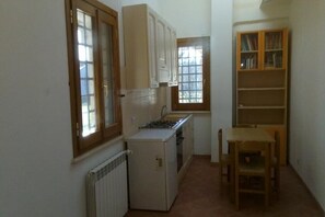 Ovn, kokeplater, kaffetrakter/tekoker og kjøkkenutstyr