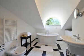 Bathtub, hair dryer, bidet, towels - Brentano Elegante, Tremezzina (Mezzegra), Italy (Tremezzina (Mezzegra))