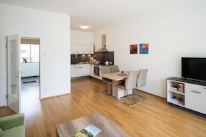 Apartment, 1 King Bed with Sofa bed (excl. final cleaning fee EUR 35) | Private kitchen | Fridge, microwave, oven, stovetop - WAK Ferien am Kurpark GmbH (Bad Gleichenberg)