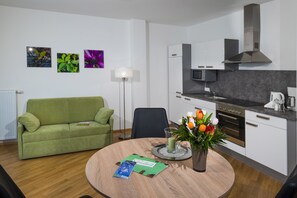 Studio, 1 King-Bett und Schlafsofa (exklusive Endreinigungsgebühr 25,00 EUR) | Eigene Kochnische | Kühlschrank, Mikrowelle, Ofen, Herdplatte