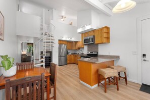 Frigorífico, microondas, horno y placa de cocina